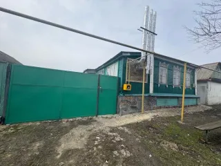 Жилой дом 55,3 кв.м и земельный участок 780 кв.м Воронежская область. Жилой дом площадью 55,3 кв. м, кадастровый номер 36:27:0011018:126, земельный участок площадью 780 кв. м, кадастровый номер 36:27:0011018:50, расположенные по адресу: Воронежская область, Россошанский район, г. Россошь, ул…