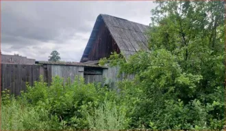 Доля в праве 1/5 на жилой дом площадью 39,4 кв.м, кадастровый номер 66:27:0901003:579, и земельный участок площадью 682 кв.м, кадастровый номер 66:27:0901003:83. Категория земель: земли населенных пунктов, вид разрешенного использования: для ведения личного подсобного хозяйства.