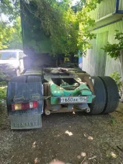 Renault AE 420 1995 года выпуска, серый цвет, левый руль. Госномер Т650АК154, VIN VF611GZA100008491, номер двигателя 5001823564. Бензиновый двигатель 18000 куб.см мощностью 415 л.с. (305 кВт). Грузовой седельный тягач, масса без нагрузки 7 450 кг, максимальная разрешенная масса 18 000 кг, пробег 1…