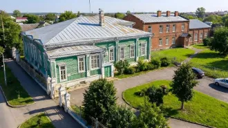 Административное здание 713,7 кв.м, хозблок с гаражом 63,9 кв.м, земельный участок 4385 кв.м, Переславль-Залесский, Ярославская область. Имущество, расположенное по адресу: Ярославская область, г. Переславль-Залесский, ул. Советская, д. 22, в составе: административное здание, в т.ч. подвал, КН…