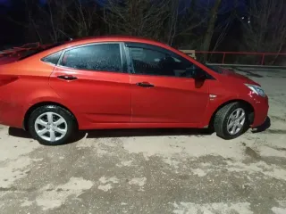 Hyundai Solaris, 2011 года выпуска, VIN: Z94CT41DBBR021711; белый (залог ПАО «Авто Финанс Банк»).
