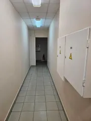 Нежилое помещение 361 кв.м, 11/250 доли на ЗУ 10 810 кв.м, Ленинградская обл., Кингисепп. Нежилое помещение - 361,0 кв. м с учетом неотделимых улучшений (23 поз.), помещения № 1-24 первого этажа (вход № 6) незавершенного строительством двухэтажного кирпичного здания общественного центра, 11/250…