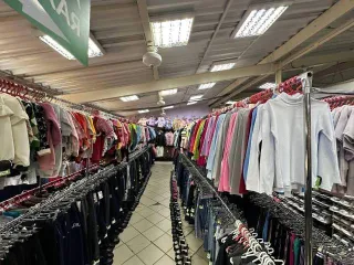 Доля 13789/298100 в праве на нежилое здание рынка площадью 3070,9 кв.м., кадастровый номер 38:35:010235:185, и доля 7085/157800 в праве на земельный участок площадью 1578 кв.м., кадастровый номер 38:35:010235:15, расположенные по адресу: РФ, Иркутская область, г. Зима, пер. Коммунистический, д. 4…