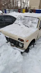 ВАЗ 2121 (4x4), 1994 года, 73 лс, 138000 км, полный привод, VIN XTA212100R1056876, ГРЗ А818АЕ73. На ходу, состояние неудовлетворительное: неисправности двигателя и электрики, течь масла, требуется кузовной ремонт и замена элементов подвески и сцепления.