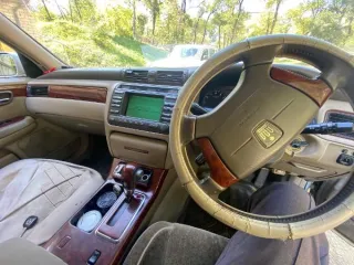 Toyota Crown 2001 года, легковой седан. Цвет кузова белый/серый. Двигатель 1JZ, номер 1160267, объем 2.5 л (2491 см³), мощность 200 л.с. Кузов JZS173, номер 0008640. Пробег 393409 км. Государственный регистрационный знак О918ОО25. VIN отсутствует. Состояние рабочее, бывшее в эксплуатации…