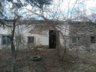 Здание кинопроката площадью 1430,4 кв.м, кадастровый номер 44:27:070104:946; здание гаража площадью 249,3 кв.м, кадастровый номер 44:27:070104:942; здание склада площадью 261,6 кв.м, кадастровый номер 44:27:070104:948. Земельный участок площадью 4393 кв.м, категория земель: земли населенных…