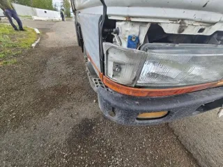 Mitsubishi Canter 1995 года выпуска, госномер К399СО75, номер шасси FE516B-501954. ПТС отсутствует. Кузов имеет следы ржавчины, заднее крыло треснуто. Бампер с левой стороны фонаря поврежден.