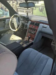 Автомобиль марки "Мерседес Е230" (MERSEDES-E230 CLASSIC) Автомобиль марки "Мерседес Е230" (MERSEDES-E230 CLASSIC), государственный знак О816ТР/39, 1996 года выпуска (с ключами от замка зажигания и свидетельством о регистрации ТС), мощность 150 л/с 
Марка: Мерседес 
Модель: Е230 
Год выпуска: 1996…