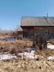 Дом 30.8 кв.м, участок 1200 кв.м, Курганская обл., Звериноголовский район, с. Круглое, ул. Озерная, дом 13. Дом частично разрушен, требует ремонтных работ. Кадастровый номер дома: 45:05:010801:1029, участка: 45:05:010801:973.