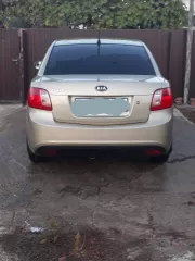 Автомобиль KIA DE  JB/RIO , VIN: XWEDH411AB0007517, 2010 г.в. Состояние: вмятины, ржавчины, сколы, трещина на лобовом стекле.  Легковой автомобиль KIA DE  JB/RIO  оформлен на супруга должника Серенко Юрия Александровича, является совместно нажитым имуществом, приобретенным в браке.