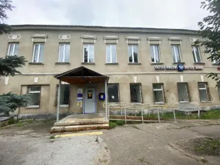 Нежилое помещение 34,6 м², Венев, пл. Ильича, 3. Объект аренды, площадь 34,6 кв. м, номера на поэтажном плане: этаж 1, ком. 12, адрес (местонахождение) объекта: Тульская область, Веневский район, г. Венев, пл. Ильича, д. 3. Вход в объект аренды из общей входной группы с отделением почтовой связи.