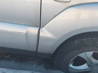 Kia Sportage, 2009 года, 141 л.с., серого цвета, VIN: XWEKH812DA0000618, ПТС 39 МУ 013369. Автомобиль имеет повреждения: заднее левое крыло - нарушение ЛКП (потертости), царапина длиной 80-90 см над передней и задней левой дверью (нарушение ЛКП), накладка передней левой двери - нарушение ЛКП…