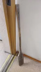 Надувная лодка Monsoon зеленого цвета с сиденьем, имеются заплатки на корпусе - 1 шт. Надувная лодка с двумя веслами и сиденьем в непрозрачном белом мешке, с многочисленными заплатками - 1 шт. Надувная лодка марки Monsoon двухместная, в комплекте: чехол черного цвета, два складных весла, одно…