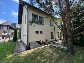 Жилое здание 334.9 кв.м, кадастровый номер 50:20:0010111:282, расположено в Московской области, Одинцовский район, дер. Мякинино, ЗАО «Береста», уч. 46. Земельный участок 1500 кв.м, кадастровый номер 50:20:0010102:6, вид разрешенного использования - для индивидуального жилищного строительства…