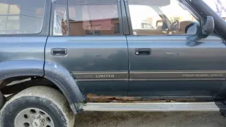 Toyota Land Cruiser 1995 года выпуска. Зеленый цвет. Дизельный двигатель 1HD, номер 0087658, объем 4.2 литра (4164 куб. см), мощность 165 л.с. VIN отсутствует. ПТС: 65МТ248372. Номер рамы: HDJ81-0046115. Страна изготовитель: Япония. Разрешенная максимальная масса 2595 кг, снаряженная масса 2320 кг.