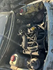 ВАЗ-21124 2004 года выпуска, государственный регистрационный знак А058НХ51. VIN: XTA21124050272392. Многочисленные трещины и сколы на переднем и заднем бамперах. Глубокая коррозия металла, в том числе сквозная, а также незначительные вмятины по всему кузову. Задние световые приборы разбиты…