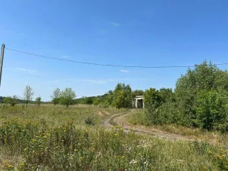 Имущественный комплекс 271.5 кв.м и земельный участок 26471 кв.м, Белгородская область, Шебекинский район, п. Поляна, в границах земель ЗАО «Донец». В составе: нежилое здание площадью 271,5 кв. м. (КН 31:17:0101001:677) и земельный участок площадью 26471 кв.м. (КН 31:17:0103011:13).