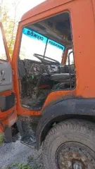 Автогудронатор ДС-142б 2001 года, государственный регистрационный знак Т008 ВХ 102. Характеристика: страна-производитель машины: Россия; VIN: ХVC142E1010000606; год выпуска: 2001; шасси №: 532150 1 2144350; кузов №: 0606-цестерна; модель, № двигателя: 740.11, 240 165489; цвет кузова: оранжевый…