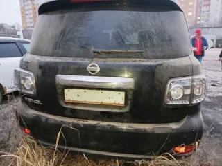 Nissan Patrol 2010 года, госномер В001АС21, VIN JN1TANУ62U0001104. СТС отсутствует. Повреждения на молдинге спереди, справа и слева. Трещина на лобовом стекле слева вверху 25 см. Аккумулятор отсутствует, автомобиль не на ходу.