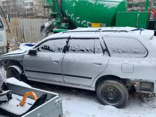 Ниссан Примера 1999 года после сильного ДТП, в неудовлетворительном состоянии.