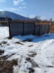 Дом 34,6 кв.м и участок 1200 кв.м, Приморский край. Здание, жилой дом (баня), кадастровый номер 25:33:090101:1161, площадь: 34.6 кв.м, адрес местонахождения: край Приморский, г. Партизанск, с. Авангард, пер. Спокойный, дом 10. Стоящий на земельном участке, кадастровый номер 25:33:090101:45…