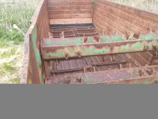 Кормораздатчик тракторный КТ-6 2013 г.в. без документов. Ознакомление с имуществом по договоренности в месте его нахождения: Владимирская область, Кольчугинский район, деревня Павловка.