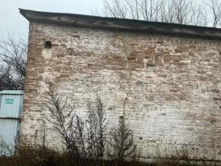 Административное здание 348.1 кв.м и гараж, Саратовская область. Имущественный комплекс: нежилое здание с кадастровым номером 64:39:000000:102, нежилое здание (гараж) с кадастровым номером 64:39:000000:103, расположенное на земельном участке с кадастровым номером 64:39:030235:15. Нежилое…