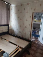 1/5 доля квартиры 37.8 кв.м и 1/5 доля земельного участка 893 кв.м в Тульской области, Куркинский район, дер. Шаховское, пер. Школьный, д.2, кв.2. Квартира жилая, 1 этаж. Кадастровые номера: 71:13:010307:442 (квартира), 71:13:010307:498 (земельный участок).