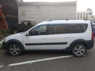 Lada Largus 2016 года выпуска, белого цвета, пробег 204 768 км. Комплектация: 1.6-литровый бензиновый двигатель (102 л. с.), механическая коробка передач, передний привод. VIN: XTAKS0Y5LH0956507. Находится в Казани.