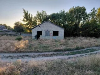 Нежилое здание 70,4 м² и земельный участок 840 м², Волгоградская область, Клетский район, ст-ца Клетская. Совокупность объектов недвижимого имущества (земельный участок со зданием): 1) нежилое здание, площадью 70,4 кв.м, адрес: Волгоградская область, Клетский район, ст-ца Клетская, ул. Серегина…