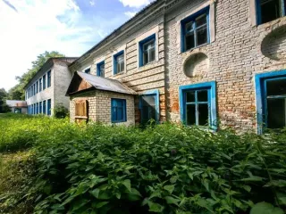Здание школы, спальный корпус, гараж, веранда, склад, 3686,3 кв.м, Орловская область Имущественный комплекс, расположенный на земельном участке: Здание 3-х этажной школы и 2-х этажного спального корпуса, назначение: нежилое, общая площадь 2935,4 кв.м., количество этажей 3 в том числе подземных 0…
