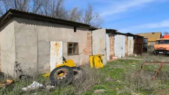 База (гаражи, склад, бытовое помещение, земельный участок) 13374,9 м², Астраханская область. База, расположенная по адресу: Астраханская область, с. Енотаевка, ул. Мусаева, 6, в составе: Гараж пятиместный. Площадь: 151,8м2. Кадастровый номер: 30:03:050103:1273; Гараж кирпичный. Площадь: 390,5м2…
