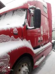 Volvo VNL 64 T660, 1999, грузовой тягач седельный, идентификационный номер (VIN) 4V4ND4JH8YN253088, цвет: красный.