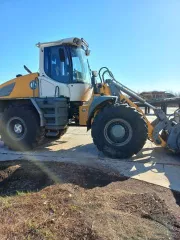 Колесный погрузчик Liebherr L538, VIN: VATZ0433TZB034933, год выпуска: 2014, двигатель № 2013033732, № ведущего моста 745437/767902, цвет: желтый. Дополнительно: щетка L-2600 D-800 – очевидно неисправна.