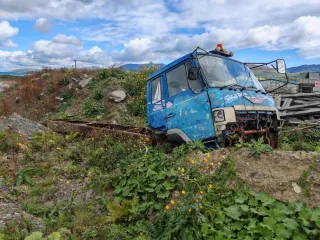 Hino 1989, Toyota Hilux Surf 1991, Toyota Caldina 1987. Грузовое бортовое транспортное средство, марка Hino, цвет зеленый, VIN отсутствует, год изготовления 1989, госномер М824КС65, мощность двигателя 310 л.с. (227,9 кВт), рабочий объем двигателя 16745 куб. см, шасси (рама) № FS1FKB-10355. Легковой…