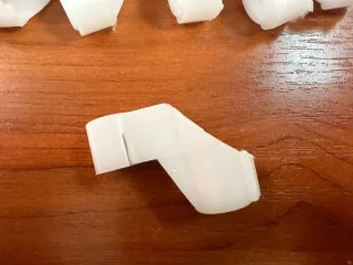 Годные остатки изделий: крышка-заглушка для фары автомобиля из резины черного цвета 80 штук, патрон для лампочки 41 штука, заглушки из резины черного цвета 122 штуки, элемент крепления из пластмассы белого цвета 40 штук, патрон для лампочки из пластмассы серого цвета 40 штук, элемент крепления из…