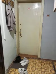 Жилое помещение с кадастровым номером 35:21:0401003:2560. Общая долевая собственность, доля в праве 1/5. Местоположение: Вологодская область, г. Череповец, ул. Сталеваров, д. 78, кв. 13, к. 4. Квартира является комнатой в общежитии, куплена с использованием материнского капитала за 460 000 руб…