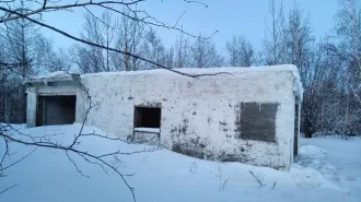 Земельный участок с нежилыми зданиями общей площадью 241 м². Адрес: Республика Саха (Якутия), Кобяйский улус, п. Сангар, ул. Заозерная, д. Станция Орбиты-2. Кадастровые номера: 14:13:100001:96 и 14:13:100001:346. Год ввода в эксплуатацию: 1974. Количество подземных этажей: 0. Вид ограничений и…