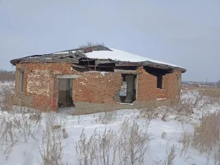 Объекты недвижимого имущества, расположенные на земельном участке площадью 27480 кв.м. с кадастровым номером 45:07:030502:228: здание свинарника, назначение: нежилое, кадастровый номер 45:07:030502:213, площадью 1353,8 кв.м., количество этаже 1  здание свинарника, назначение: нежилое, кадастровый…