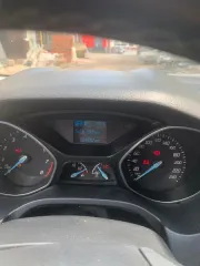 Ford Focus 2013 года выпуска. Пробег 268 км. Объем двигателя 1999 см³, мощность 149.6 л.с. Коробка передач робот. Государственный регистрационный знак M 161 MB 702. VIN номер X9FKXXEEBKDU87899. Экологический класс пятый.