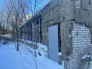 Здание магазина 282,9 кв.м, земельный участок 1 006 кв.м, Ленинградская область. Здание нежилое (здание магазина), площадь 282,9 кв. м, кадастровый номер 47:20:0905001:99. Земельный участок, категория земель: земли населённых пунктов, виды разрешенного использования: торговля, площадь: 1 006 +/- 11…