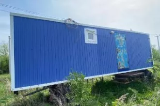 Прицеп вагон дом передвижной  Оренбуржец  на шасси тракторного прицепа, заводской № машины  рамы  ВСА.А.0185, год выпуска 2010, цвет бело синий, конструктивная масса 7000 кг, максимальная конструктивная скорость 30 км/ч, габаритные размеры, мм 9800х2450х3900, государственный регистрационный знак 56…