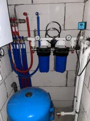 Жилой дом 126.5 м² и участок 1000 м² в Надеждинском районе по адресу: Приморский край, п. Соловей Ключ, ул. Волгоградская, 15. Земельный участок забором не огорожен, кроме дома на участке ничего нет. Жилой дом в недостроенном состоянии, возведены стены, крыша, установлены стеклопакеты, проложен…