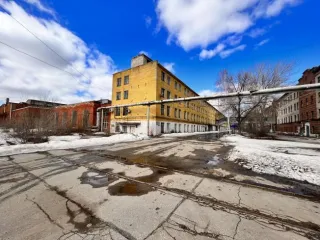 КПП-4 57 кв.м Самара. Здание контрольно-пропускного пункта (КПП-4), расположено по адресу: г.Самара, ул.Калинина, 1 (при въезде на бывшую территорию ОАО СПЗ со стороны Заводского шоссе), площадь по внешнему обмеру 57кв.м. Право собственности на КПП-4 в ЕГРН не зарегистрировано, возникло до 1997г. В…