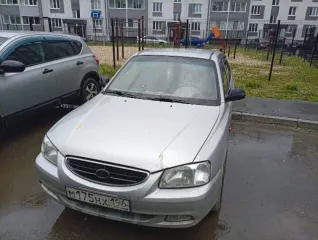 Хендэ Акцент 2003 года, светло-серый. VIN: X7MCF416P4M007378, ПТС: 74831427, госномер: М175НХ196. Изготовитель: ООО ТАГАЗ (Россия). Тип двигателя: бензиновый, мощность 102 л.с. Разрешенная максимальная масса 1555 кг, масса без нагрузки 1176 кг.