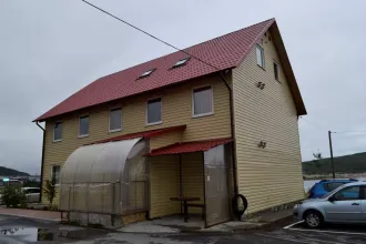 Административное здание, кад.№ 51:01:0101002:104, S=372,2 кв.м.; Склад - часть здания, кад.№ 51:01:0101002:123, S=427,7 кв.м.; здание гаража, кад.№ 51:01:0101002:89, S=1798,7 кв.м.; Земельный участок, кад.№ 51:01:0101002:6, S=4725 +/- 24,06 кв.м.; Беседка-гриль; Сторожка из бруса; Видеорегистратор…