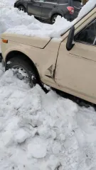 ВАЗ 2121 (4x4), 1994 года, 73 лс, 138000 км, полный привод, VIN XTA212100R1056876, ГРЗ А818АЕ73. На ходу, состояние неудовлетворительное: неисправности двигателя и электрики, течь масла, требуется кузовной ремонт и замена элементов подвески и сцепления.