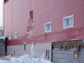 Право аренды на земельный участок из земель населенных пунктов под зданиями склада и склада готовой продукции, общей площадью 2220,0 кв.м., кадастровый номер 49:09:030203:84, местоположение установлено относительно ориентира, расположенного за пределами участка. Почтовый адрес ориентира…