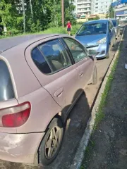 Toyota Vitz 2001 года, розового цвета. Государственный номер К260ВМ138. Модель двигателя 1SZ, номер двигателя 0778413. Номер кузова SCP10 3258191. Мощность 70 л.с. (51 кВт), объем 997 куб. см, бензиновый двигатель. Разрешенная максимальная масса 1145 кг, масса без нагрузки 870 кг. Производитель…