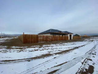 Земельный участок 1000 кв.м и жилой дом 163,1 кв.м, Республика Тыва, Чаа-Хольский р-н. Земельный участок, площадью 1 000 кв. м, с кадастровым номером: 17:14:0102001:266, жилой дом, площадью 163,1 кв. м, с кадастровым номером: 17:14:0102001:481, расположенные по адресу: Республика Тыва…